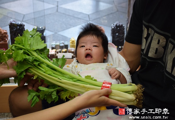 蔡寶寶(台中市北區嬰兒寶寶滿月剃頭理髮、免費嬰兒剃胎毛儀式吉祥話)。中國風會場，爸媽寶貝免費穿「日中韓」古裝禮服。專業拍照、DVD光碟、證書。★購買「臍帶章、肚臍章、胎毛筆刷印章」贈送：剃頭、收涎、抓周，三選一。 2015.11.02 照片9